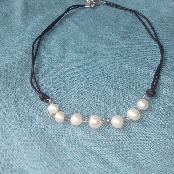 Pearl and leather choker length necklace. - Picture 2 of 3